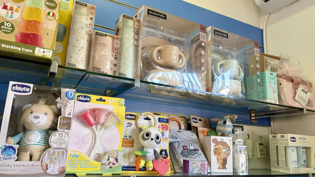 Estantería con juguetes y productos Chicco